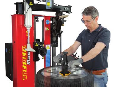 SAFE AND UNIVERSAL WHEEL CLAMPING The axial mounting turntable ensures rapid clamping while permitting bead breaking on both sides without having to turn the wheel itself.
