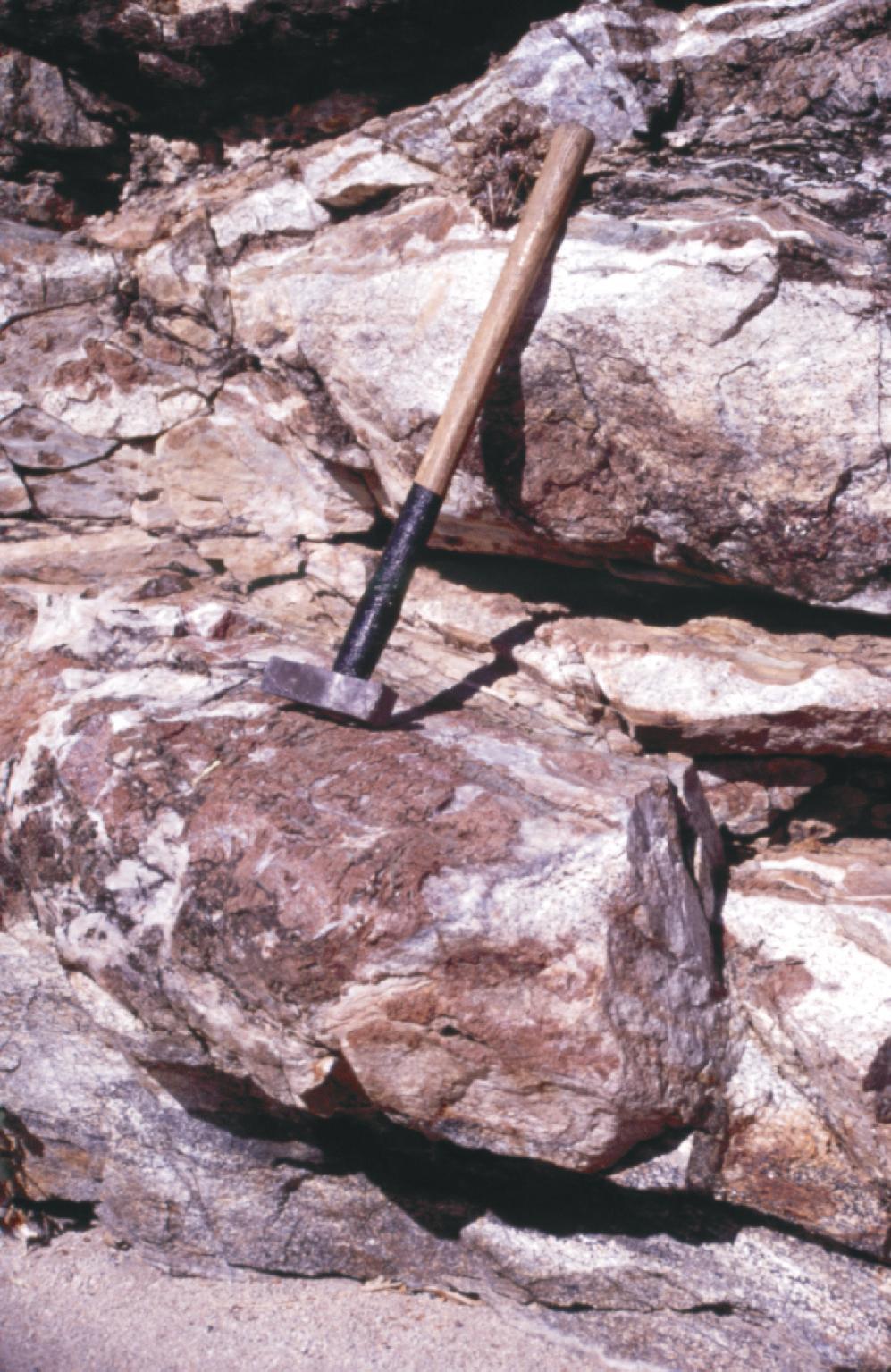 32 Bearbeitete Einheiten Abbildung 2.11: Marmor von Todos Santos boudinierte, hier ca. 50 cm mächtige Lagen mit Reaktionssaum zum Glimmerschiefer (rot-braune Färbung). 2.2.2 Profil La Muela/Las