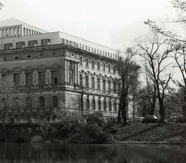 Rubrik Historische Postkarte von 1902. fanden hier Sitzungen des Landesparlaments statt. Seit 2002 ist der Bau als Museum K21 Dependance der Kunstsammlung NRW.
