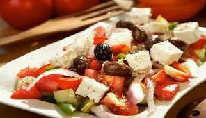 Griechischer Bauernsalat Zutaten für 4 Personen: 2 große Tomaten 1 Grüner Paprika ½ Schlangengurke geschält ½ rote Zwiebel 6 Eßl.