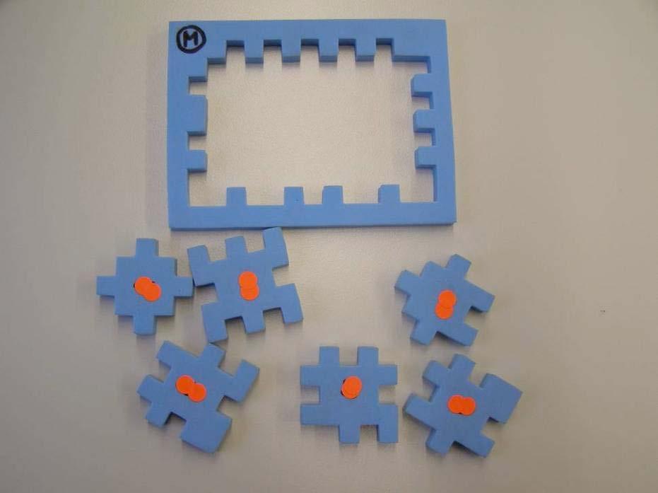 04 Happy Cube Problemstellung 2 Nimm die blaue Matte und decke die Zahlen mit Klebepunkten ab.