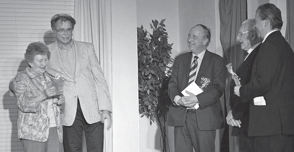 VÝROČIE Pavol Hammel odovzdal dal symbolické ceny RSKS Anne Hrabovcovej, Heinzovi i Tichemu a Antonovi Hrabovcovi (zľava doprava). Asistoval mu Vlado Mlynár (vpravo).
