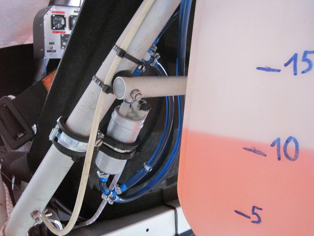 Das Prüfgerät für den Kraftstoffdruck wird zwischen Filter und Vergaser mittels T-Stück angeschlossen (auf diesem Bild nicht montiert). Abb. 5: Die elektrische Zusatzpumpe.