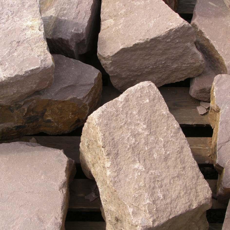 Weser- Sandstein rotbraun Maße: 10-25x30x30-50 cm Mauerstein Herkunft Deutschland allseits bruchrauh