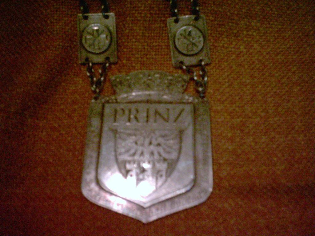 Die neue Prinzenkette wurde am o7. Juni 1998 während der Festmesse Schützenfest 1998/99 geweiht und dem neuen Prinz Annette Blümel überreicht.