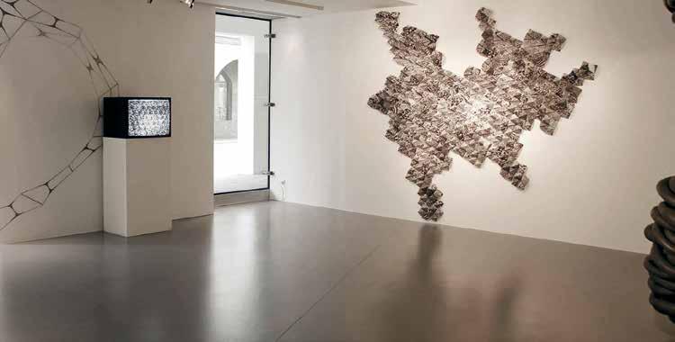Nikolaus Schletterer, JP-TYO [~37 M], Pigmentprint hinter Acryl, 100 100 cm Claudio Parmiggiani, Ohne Titel, 2005, Rauch auf Leinwand, 120 125 cm,