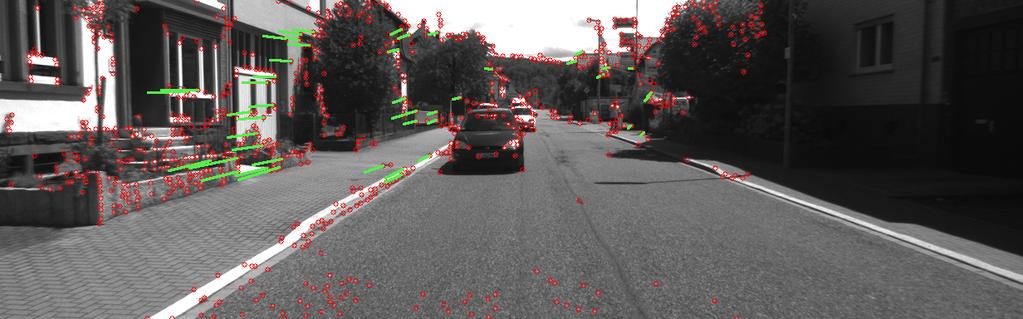 Abbildung 3: Ein Bild aus der Zweitbefahrung (Lokalisierung) Detektierte Merkmalspunkte sind in rot dargestellt Eine Zuordnung zu einer Landmarke wird durch einen grünen optischen Flussvektor