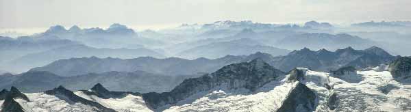 GASTFREUNDSCHAFT GINZLING URLAUBSORT faszinierende Bergwelt Der Urlaubsort Ginzling liegt auf einer Höhe von 999 m im Zemmgrund, einem der Seitentäler des hinteren Zillertales, in der einmaligen und