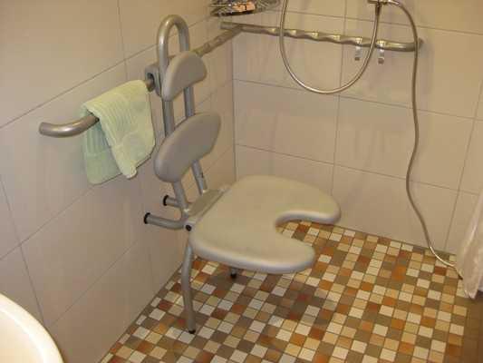 Der Spiegel über dem Waschbecken ist im Stehen und Sitzen einsehbar.
