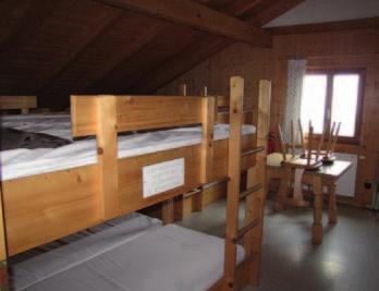 Sie bietet Platz für 30-35 Personen. Durch ihre einzigartige Lage eignet sich die Hütte für naturschöne Wanderungen sowie zum Skifahren.