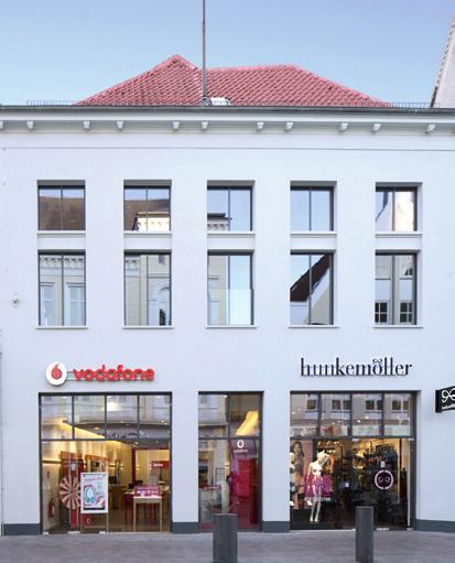 Mieter der Verkaufsfläche von 117 m² nebst Ladennebenflächen im Erdgeschoss ist die Hunkemöller Deutschland GmbH. Der Mietbeginn erfolgte am 1. Juli 2015.