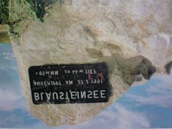 Dieser Stein weist in seiner Inschrift auf die genaue Lage des tiefsten Seepunktes mit +85 m NN hin und gibt die geplante Tiefe des zukünftigen Sees mit 44 m an.