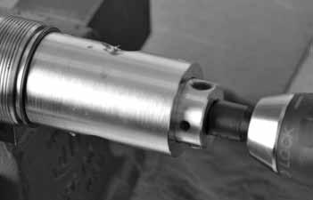 50 mm (2 Zoll) aus dem manuellen Adapter herausragt. Das Rohr sollte frei gleiten. Sollte dies nicht der Fall sein, den Schraubstock leicht lösen. 4.