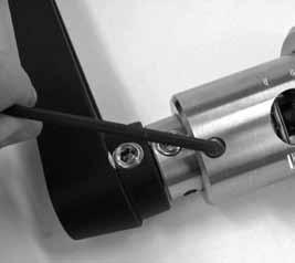 Einrichtung Rohrhalteblock Der manuelle Adapter wird zum Anfasen und Gewindeschneiden von 3/8 Zoll Rohren der Serie IPT vormontiert an den 3/8 Zoll Rohrhalteblock geliefert.