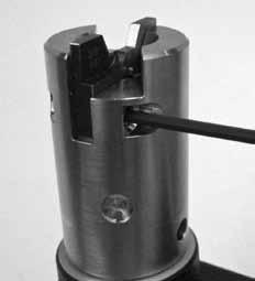 8) Auswechseln der Anfaswerkzeugbuchse Die Anfaswerkzeugbuchse kann sowohl für Rohre für mittleren Druck als auch für Hochdruckrohre verwendet werden.
