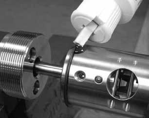 50 mm (2 Zoll) aus dem manuellen Adapter herausragt. Das Rohr sollte frei gleiten. Sollte dies nicht der Fall sein, den Schraubstock leicht lösen. 3.