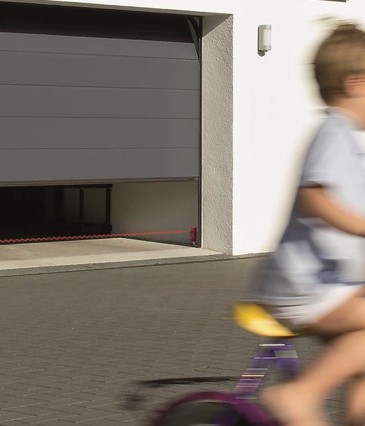 Bild 1: Garagentore von Hörmann bieten vielfältige Sicherheitsmechanismen wie am Boden verlaufende Lichtschranken, die besonders dann sinnvoll werden, wenn Kinder im Haus sind.