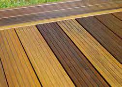 Holzlasuren und einige Öle erhalten die natürliche Farbe des Holzes und verringern