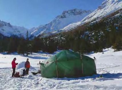 Ein Altai als Unterrichtsraum beim Training der Everett Bergrettung in den Cascade Mountains, Washington.