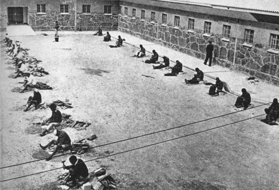 Abb. 2: Im Gefängnis von Robben Island mussten die Häftlinge nicht nur im Steinbruch Steine klopfen, sondern auch im Innenhof vor ihren Zellen.