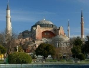 beherrscht wird, sehen wir hier Bauwerke aus vielen Jahrhunderten, darunter auch Beispiele osmanischer Baukunst, welche als weltberühmte monumentale Bauwerke des heutigen Istanbuls gelten: Der