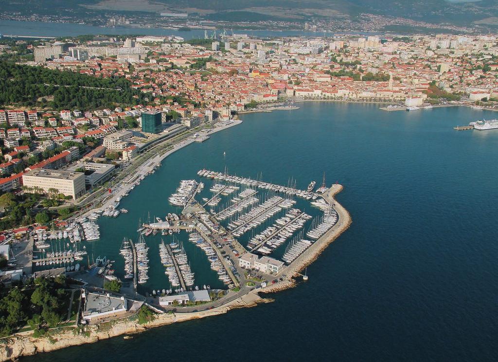 Die Marina Tankerkomerc liegt zwischen Häuserschluchten eingebettet innerhalb des großen, geschlossenen Hafens von Zadar. Anlegen ist hier auch bei Sturm ein Kinderspiel.