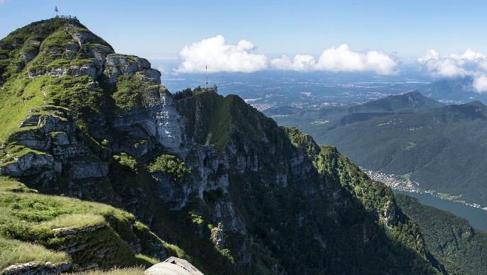 Mit der Zahnradbahn kann man von Capolago am Luganersee eine 9 km lange Strecke bis zur Bergstation hochfahren. Von hier aus braucht man zu Fuss noch eine Viertelstunde bis zum Gipfel.