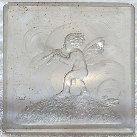 Abb. 2014-3/15-03 (Maßstab ca. 75 %) (s.a. PK Abb. 2003-1/056 ) Reliefglasplatten mit Putten, farbl. Pressglas, L / B 9 / 9,5 cm, Schmetterlings-Marke vertieft auf der Reliefseite ebay DE Art.Nr.