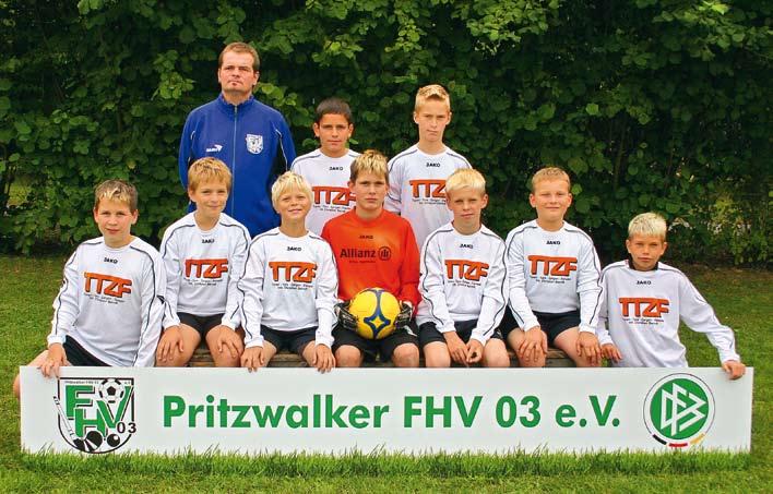 22 www.pritzwalk-fhv.de D2-Junioren Hintere Reihe v.l.: Torsten Strehlow (Trainer), Björn Hoffmann, Devin Mücke Vordere Reihe v.