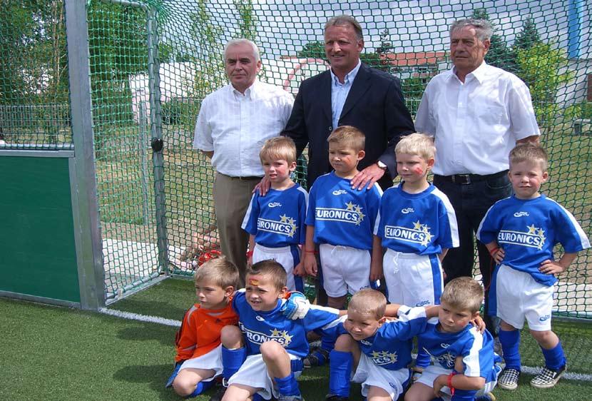 2008/2009 29 ANDY BREHME IN PRITZWALK Das Präsidium des DFB hat Anfang 2007 beschlossen, durch einzelne Projekte gezielt in die Nachhaltigkeit der Fußball-Weltmeisterschaft 2006 zu