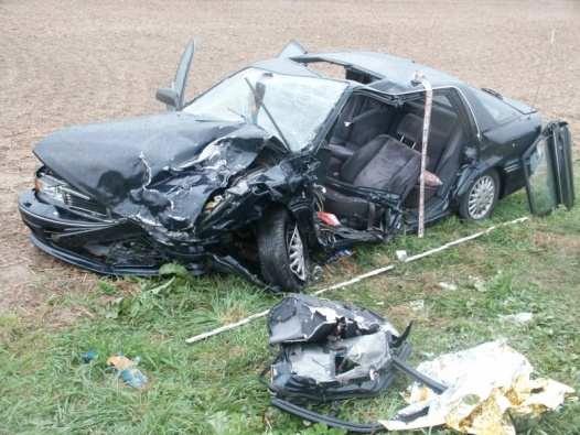 Hoher und niedriger Fahrzeug-Sicherheitsstandard Einfluss Fahrzeug-Sicherheitsstandards auf Unfallfolgen Für den Crash wurde der Fall eines im Jahr 2000 eingeführten