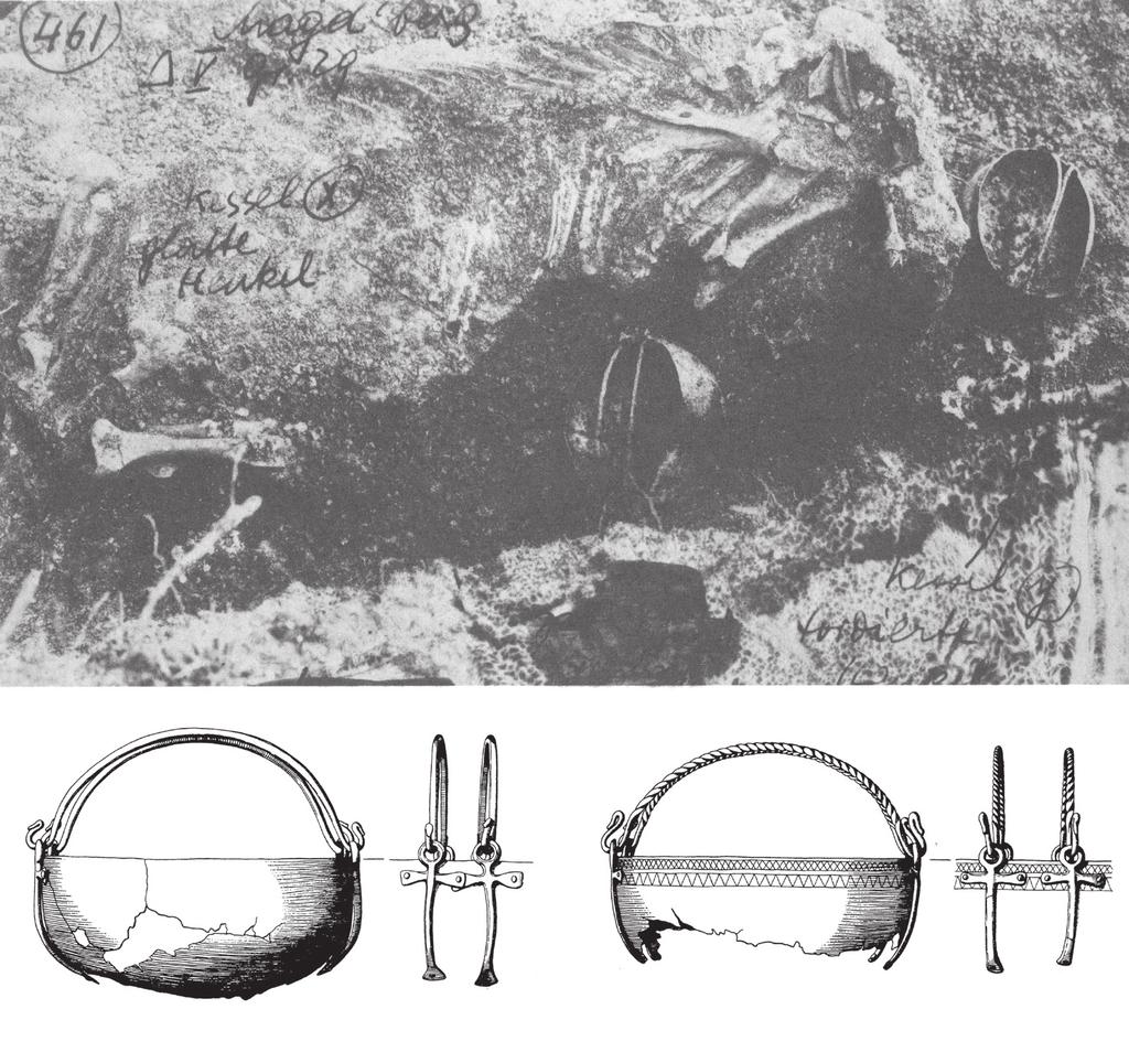 Varia Sl. 10: Magdalenska gora, gomila V, grob 29: zgoraj pogled na pokop konjev z bronastima kotličema, spodaj risbi obeh kotličev z dvojnimi križnimi atašami (po Hencken 1978).