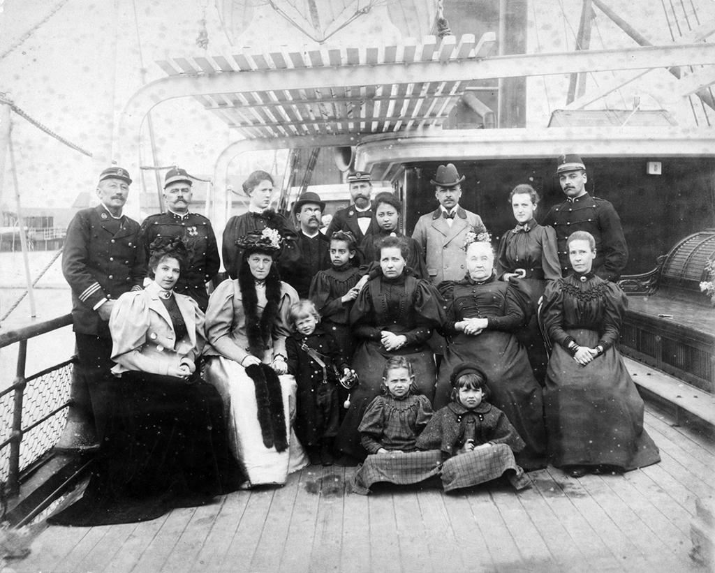Margaretha Geertruida MacLeod-Zelle (ganz links) mit ihrem Ehemann (hinter ihr) 1897 an Bord der Princess Amalia. Die junge Frau freut sich auf ihr Leben in dem exotischen Inselreich.