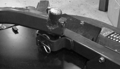 Nehmen Sie die Splints und Lastösenbolzen ab, mit denen die Hubarme an den Halterungen der Laufradarme befestigt sind (Bild ).. Füll-/Prüfschraube Bild Abtrennen des Mähwerks von der Zugmaschine.