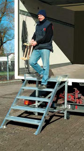 PodestTreppe, fahrbar (Leichtmetall) + + Neigung: 5 + Stufenbreite: 600 800 000 mm + Geriefte, 5 mm tiefe Aluminium-Stufen für einen sicheren Aufstieg und bequemen Stand + Standardplattformtiefe 700