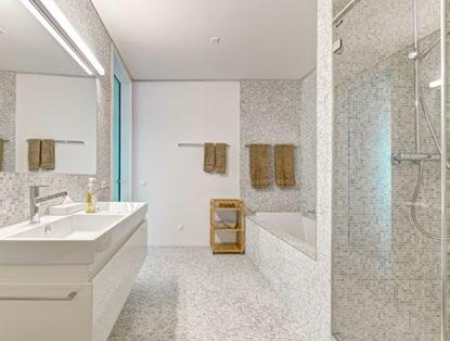 Weissputz Lavabo/Doppellavabo mit Spiegel und Unterbau Dusch-WC Geberit Duschkabine verglast Heizsystem: Bodenheizung mit individuellen Raumthermostaten Lüftung: