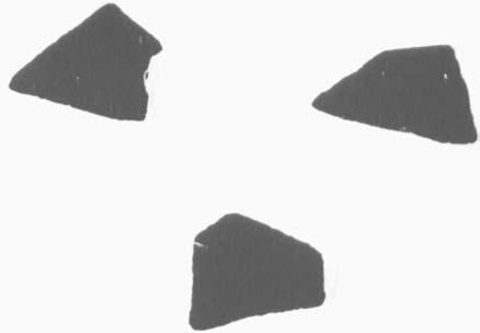 Verzierung: ein knapper Zentimeter unterhalb des Mündungsansatzes verlaufen zwei vertiefte Rillen, was bei Oinochoen dieser Form eher selten vorkommt.