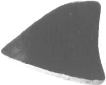 Grôikes Fragment Hôhe 5,2 cm. Die nicht sorgfàltig ausgearbeitete Oberflàche deutet darauf hin, dafi diese Fragmente von einem Seitenteil einer Vase, am ehesten von einer Pelike stammen.