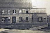 Außenansicht der Gaststätte "Zu der Post kutsche" an der Schüruferstraße Stammapostel Hermann Niehaus (rechts) bei einem seiner Besuche in Dortmund Dritter Versammlungsort der Gemeinde ab 1928,