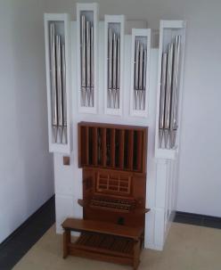 Eine angemessene Umgestaltung und Anpassung des Orgelprospektes an die nüchtern sakral ausgestattete Kirche gibt dem Instrument einen besonderen Charakter.