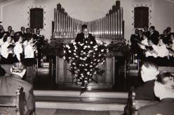 Aplerbeck empfängt Stammapostel Walter Schmidt Apostel Rudolf Dicke und Bischof Franz Moohs begleiten ihn im Jahr 1962 Ein Fest für die Gemeinde Der Besuch eines Stammapostels in einer