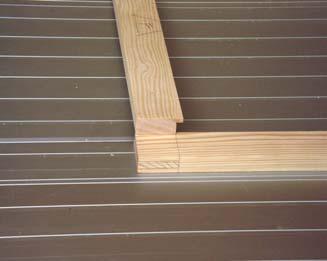 Herstellen der Schlitze Die Länge des Schlitzes ergibt sich durch den Falz. Legen Sie ein waagrechtes Rahmenholz quer auf ein senkrechtes. Reißen Sie die Länge des Schlitzes an.