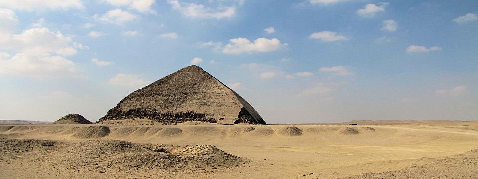 Rote Pyramide von der Knickpyramide aus gesehen Knickpyramide von der Roten Pyramide aus gesehen Dieses Pyramidenareal wurde erst vor wenigen Jahren zur Besichtigung freigegeben und vermittelt durch