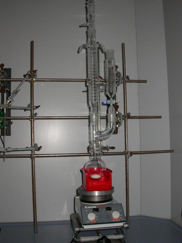 Abb.2: Rührapparatur Abb3: Destillationsapparatur Achtung bei den Apparaturen sind die Wasseranschlüsse zu ergänzen.