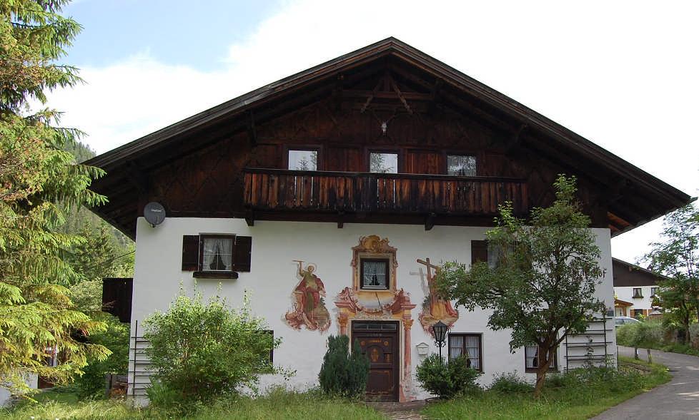 Schönes Bauernhaus für Liebhaber Tiroler Zugspitzarena 6632 Ehrwald/ Österreich Kaufpreis 298.000,-- Wohnfläche: ca. 300m² Grundstücksfläche: 399m²+671m²=1070m² Garage und zusätzl.