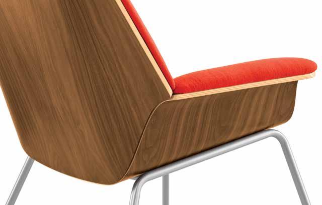 Die sichtbare Schale des Lounge-Sessels aus Schichtholz ist ein subtiler Bezug auf die berühmten Designs von Charles und Ray Eames.