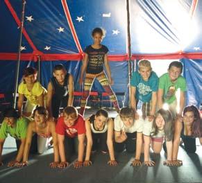 Zirkusfertigkeiten in verschiedenen Disziplinen wie Akrobatik, Jonglage oder Luftartistik in speziellen Kursen zu trainieren.