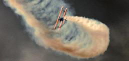 Freuen Sie sich auf die Airshow mit liebevoll restaurierten Oldtimern und atemberaubender Luftakrobatik.