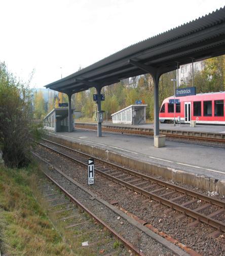 Bahnsteige Übersicht Bahnsteige: Gleis/Bahnsteig: Länge gesamt: Länge nutzbar: Höhe bis: Bahnsteigart: Bahnsteigbelag: Zugang: Treppe: Rampe: Fahrradschiene: 1 2 3