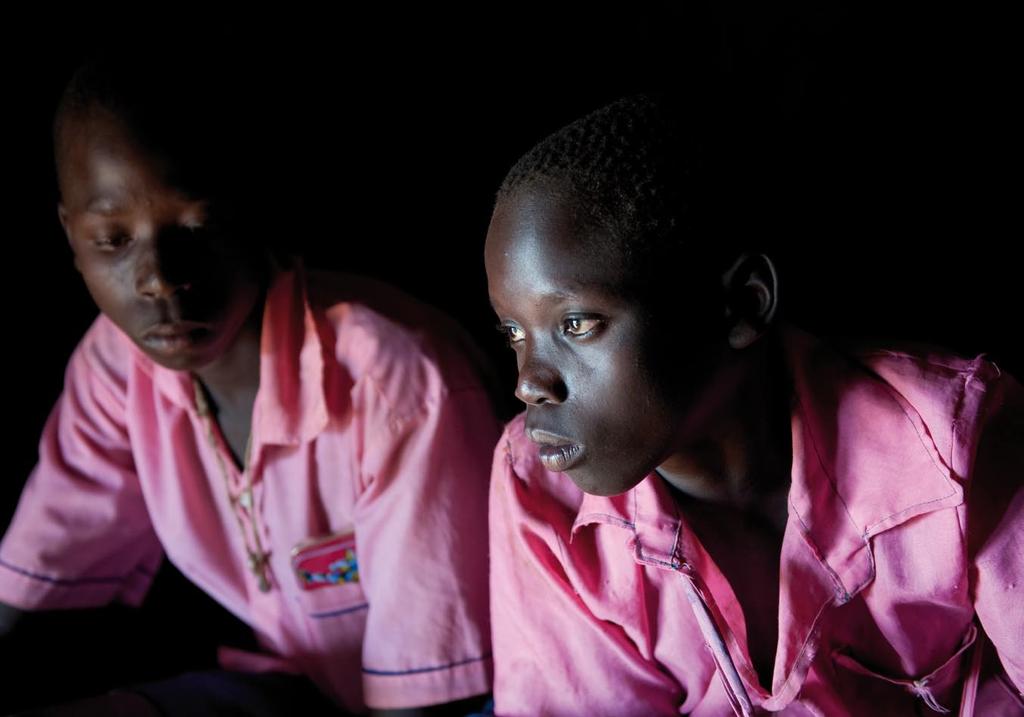 Waisenkinder, als sie 2002 vor den Rebellen aus ihrem Heimatdorf in ein Flüchtlingslager fliehen und dort zwei Jahre um ihr Überleben kämpfen mussten.